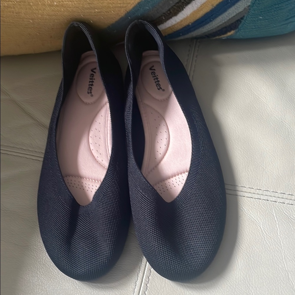 Veittes Black Minimalist Slip-On Flats